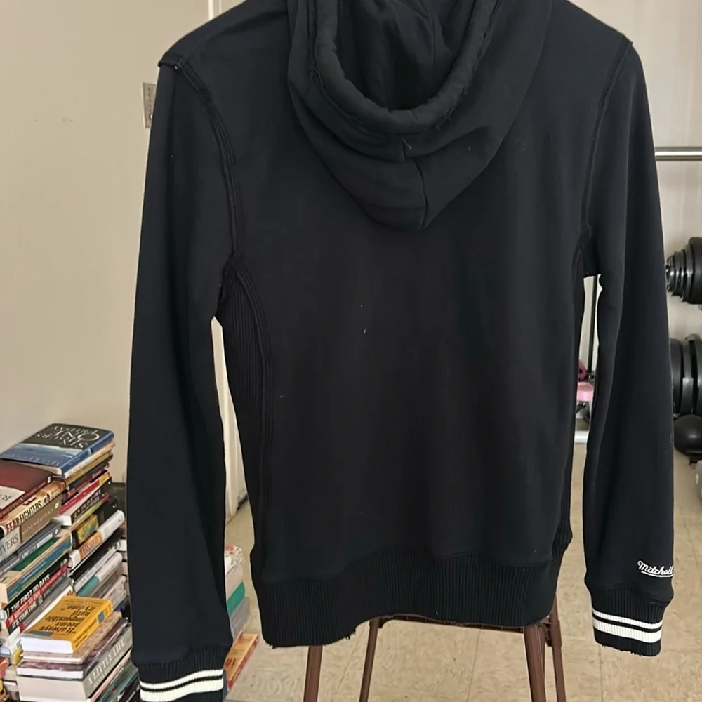 NWT Mitchell & Ness women’s NHL Boston Bruins Hoodie Distressed look Size Small - Picture 10 of 11